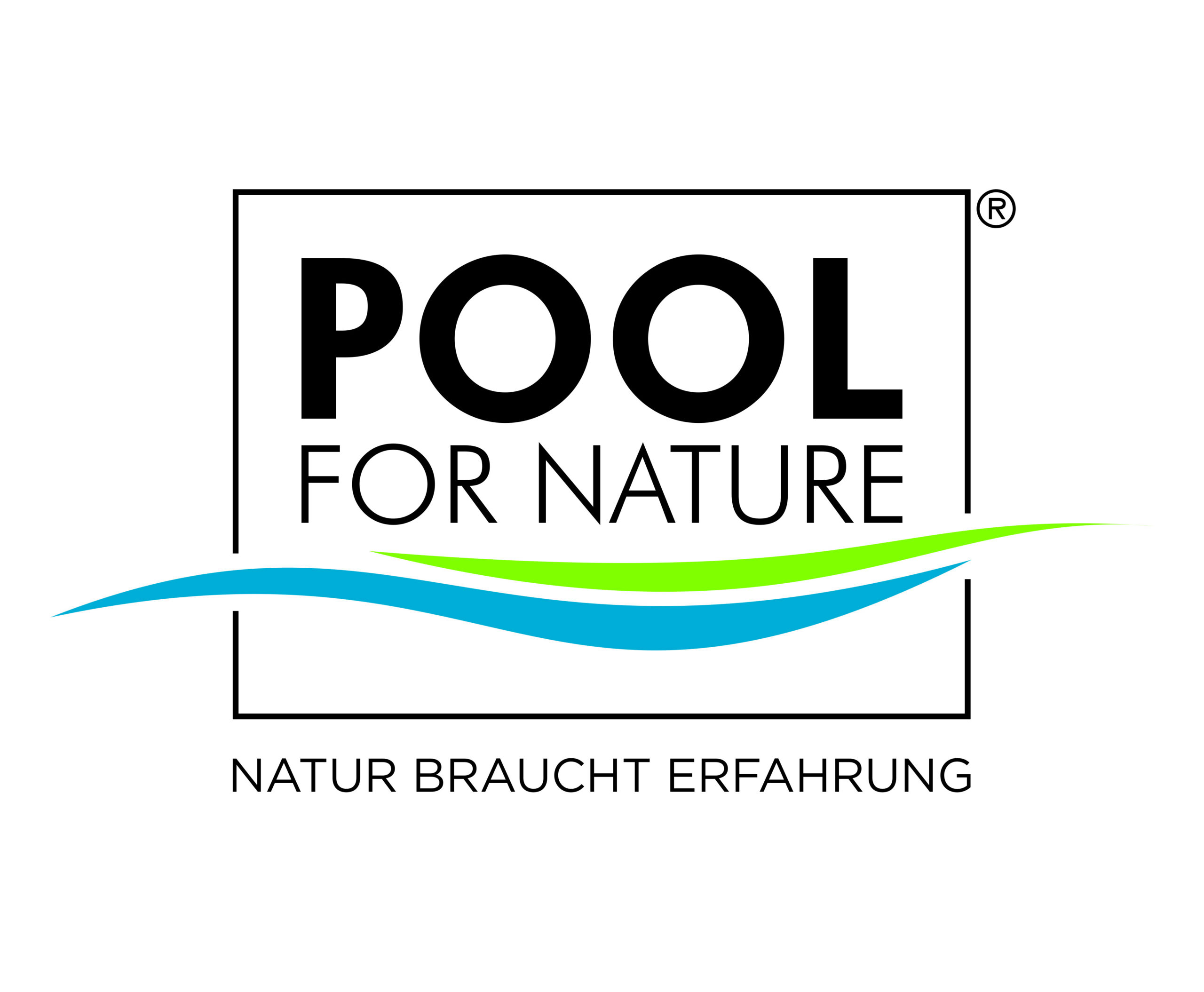 POOL FOR NATURE Logo mit Claim „Natur braucht Erfahrung“, farbige Wellen auf Weiß Logo von Pool for Nature mit einem blauen und grünen Wellenmotiv und dem Slogan 'Natur braucht Erfahrung'.