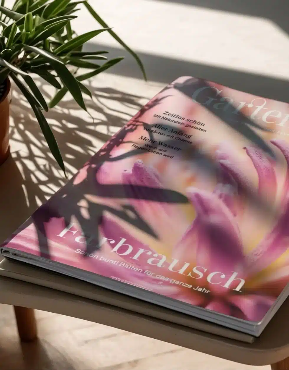 Cover des GartenArt Magazins mit einer Hand und Pflanzenmotiven in verschiedenen Farben.